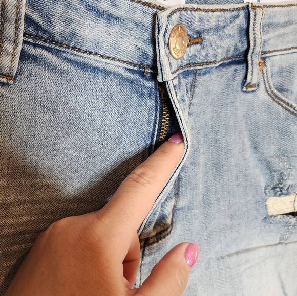 NWT STS Blue Aubrey lightwash distressed stretch denim shorts. Size 30 (10) - Picture 6 of 16